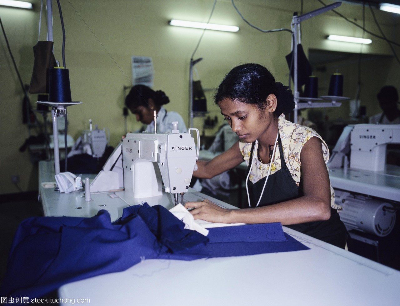 服装制造。缝纫衣服的女人在工厂。拍摄在科伦坡斯里兰卡。